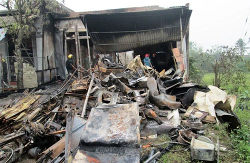 Cháy nổ đại lý gas trong đêm Noel, một người nguy kịch 