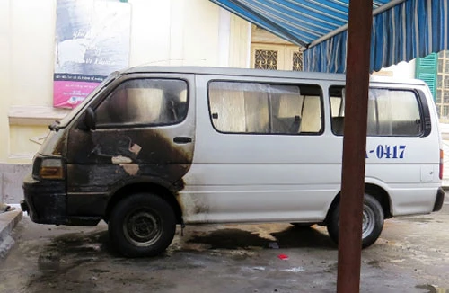 Xe ô tô biển xanh bốc cháy do chuột cắn thủng dây dẫn xăng