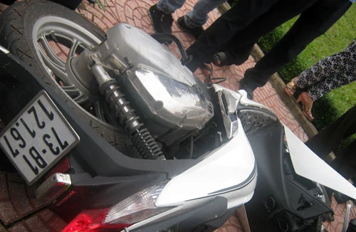2 nam thanh niên đi xe SH lao vào cột điện, bị thương nặng