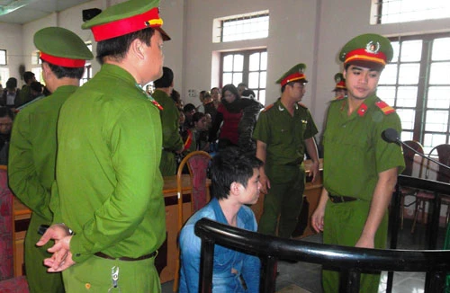 Giả vờ gõ cửa xin nước, giết chết bà hàng xóm cướp tài sản