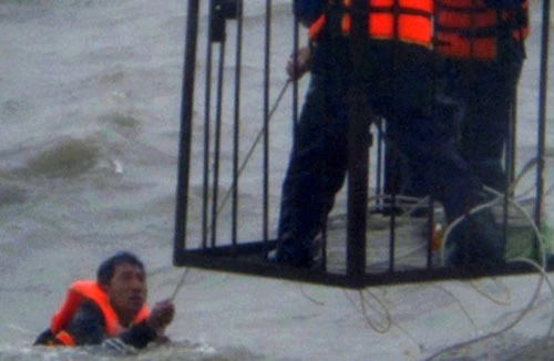 Hà Tĩnh: Cứu 8 công nhân chìm xà lan trên biển