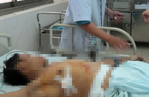 Xông thẳng vào lớp đâm học sinh trọng thương