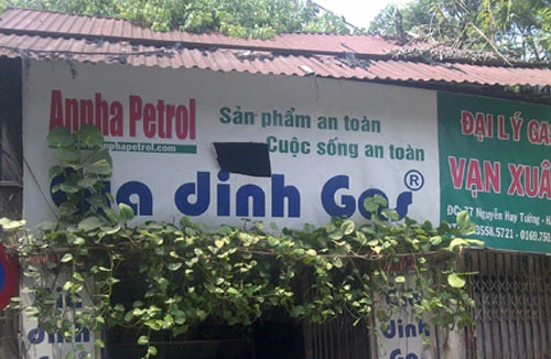 Hà Nội: Bắt quả tang đại lý gas Vạn Xuân san chiết gas trái phép