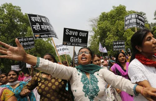 Ấn Độ bé gái 5 tuổi bị cưỡng hiếp dã man đã tử vong