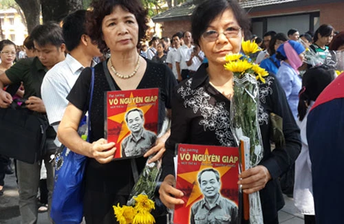 Chăm sóc sức khỏe cho đồng bào vào viếng Đại tướng Võ Nguyên Giáp