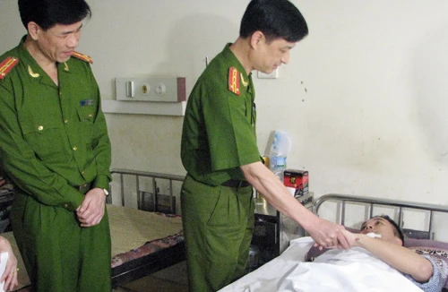 Thăm, động viên Cảnh sát 141 bị "quái xế" đâm trọng thương