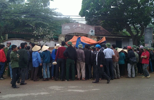 Phá đồ trong quán karaoke, khách bị chủ chém tử vong