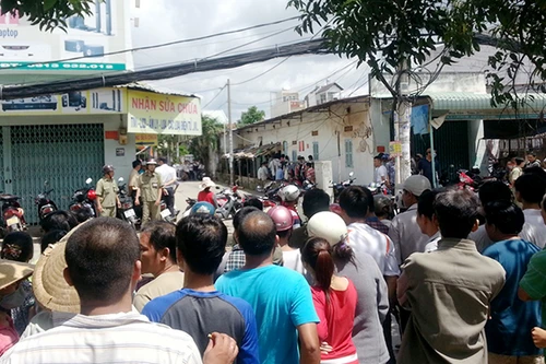 Một phụ nữ bị kề dao vào cổ, dọa giết trong phòng trọ