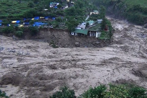 Chui vào ống cống tránh lũ quét, 2 vợ chồng thương vong