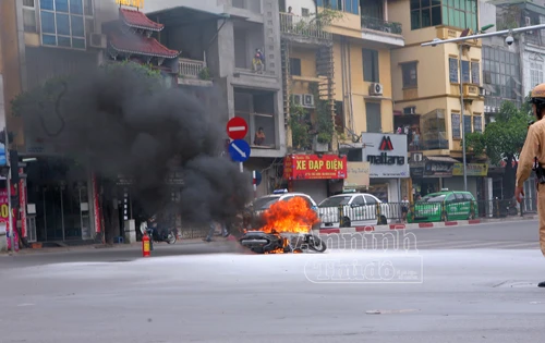 Hà Nội: Xe máy bốc cháy dữ dội giữa ngã tư