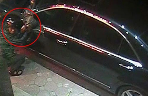 Chuyên trộm gương xe ô tô bằng kéo