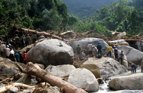 Sạt lở núi, 4 người bị vùi lấp