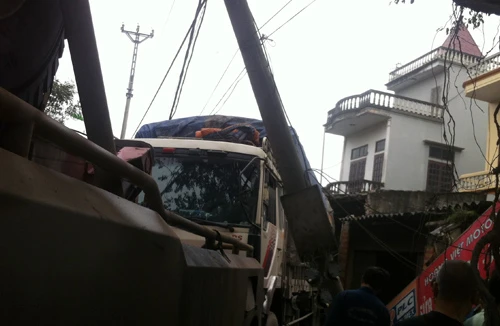 Mất phanh, xe tải tụt dốc lao vào nhà dân