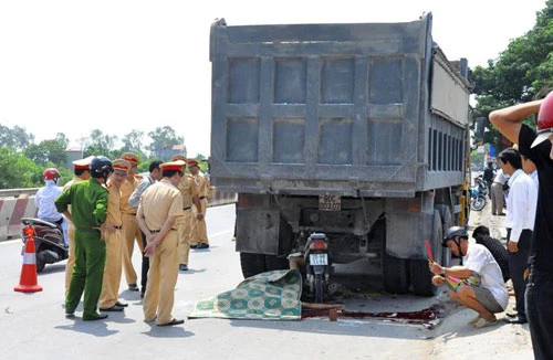 Lao vào ô tô đang chạy, 1 người tử vong
