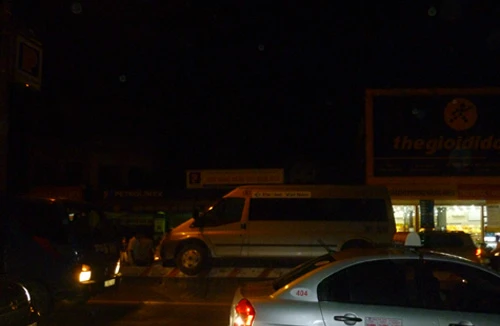 Ford Transit "trèo" dải phân cách cao gần mét