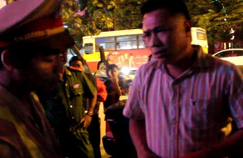 Vi phạm giao thông, tông thẳng xe vào cảnh sát