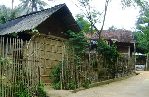 Truy tìm đối tượng sát hại một công an viên rồi bỏ trốn