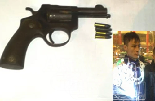 2 nam thanh niên giấu súng trong cốp xe