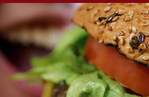 Bánh hamburger đắt nhất thế giới làm từ thịt nhân tạo