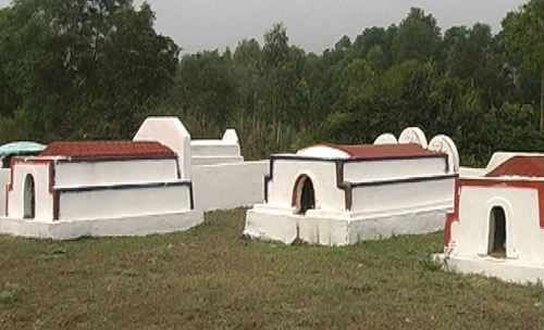 Thực hư chuyện xây mộ giả chờ đền bù 