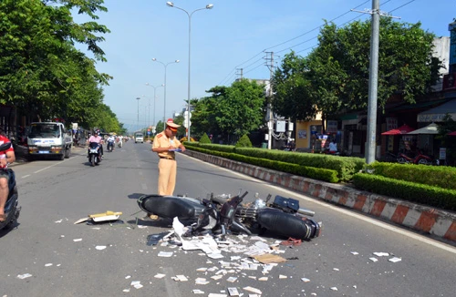 2 xe máy đối đầu, 2 người bị thương nặng