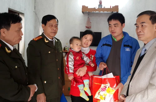 Công an Hà Nội thăm và tặng quà các chiến sĩ có hoàn cảnh khó khăn