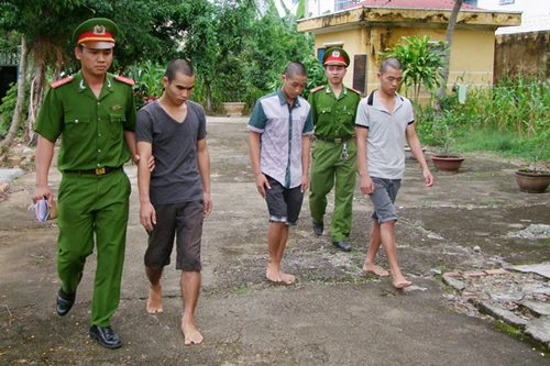 Đưa bạn gái vào vườn cao su để hiếp dâm