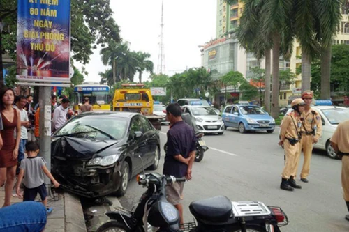 Hà Nội: Xe ô tô Honda Civic tông vào cột điện sau khi gây tai nạn liên hoàn