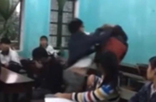 Nam học sinh cởi áo đánh bạn nữ dã man, nhiều người phẫn nộ