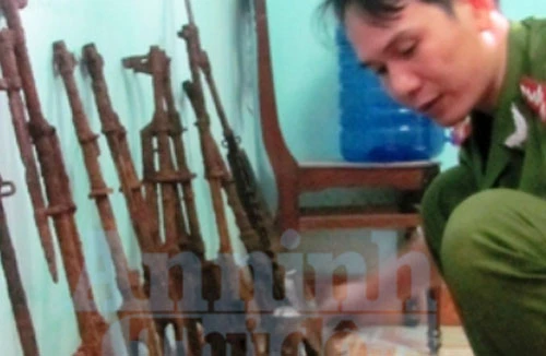 Đào hố trồng tiêu, phát hiện 9 khẩu sung và 1 lựu đạn