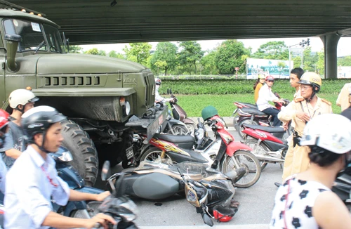 “Sĩ tử” thoát chết trong gang tấc trước đầu xe ô tô