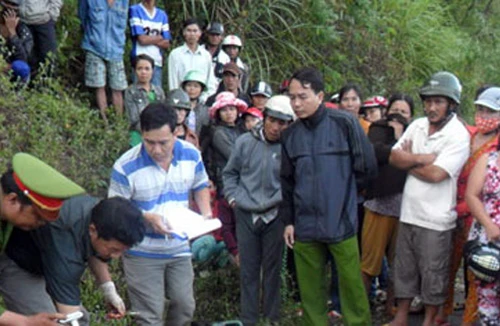 Xe lao xuống vực chìm dưới suối, 3 người tử vong