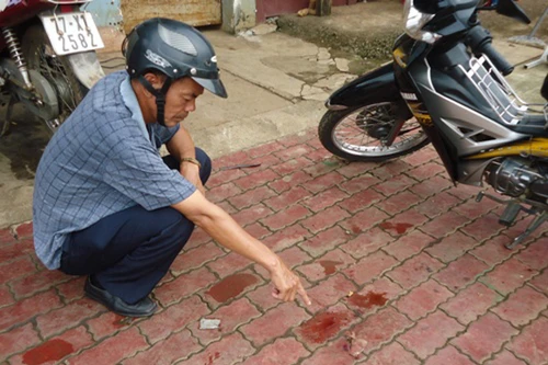 Một thanh niên bị đâm trúng tim, ngã gục trên vỉa hè