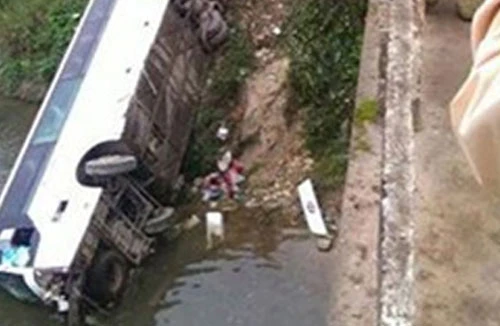 Yên Bái: Xe khách chở 32 người lao xuống suối