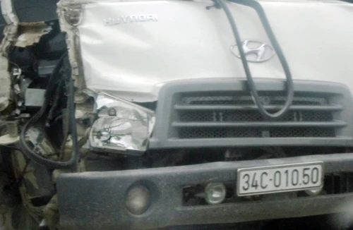 Xe tải gây tai nạn liên hoàn, hàng chục hành khách hoảng hồn 