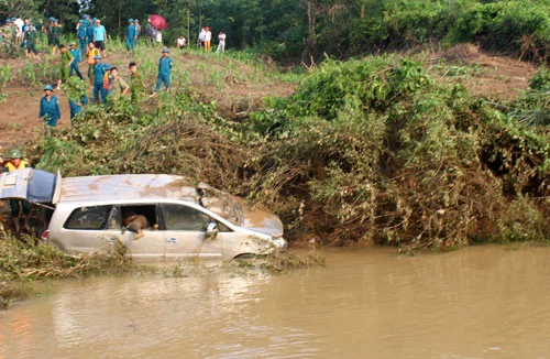 Tìm thấy nạn nhân cuối cùng cách chiếc xe bị lũ cuốn trôi gần 100km