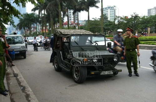 Tai nạn hi hữu, xe Jeep rụng bánh khi đang đi trên đường 