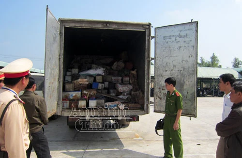 Phát hiện xe chở hàng tấn chất thải độc hại