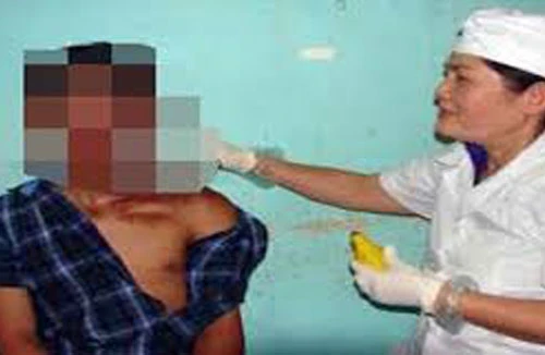 Quyết “đòi món nợ mắt” trong quán Karaoke