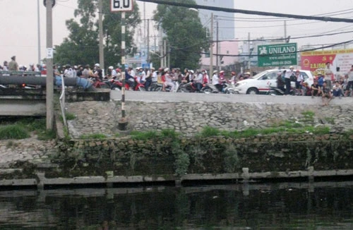 Thanh niên tự tử trên kênh Tàu Hủ, giao thông kẹt cứng