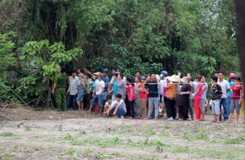 Phát hiện cô gái trẻ chết ngồi trong khu đất hoang
