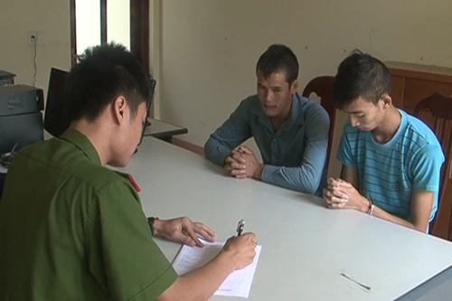 Bắt 2 đối tượng trộm cắp 2 bộ máy tính của trường mầm non