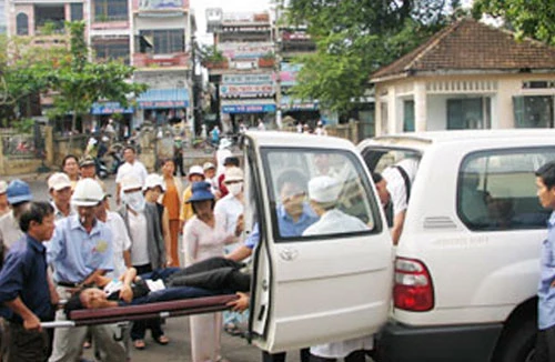 Xe khách đâm thẳng vào đám đông làm 14 người thương vong