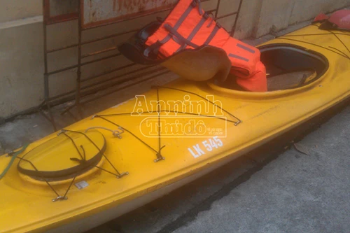 Quét lưới đáy hồ Tây tìm thi thể nam thanh niên bị mất tích khi chèo thuyền