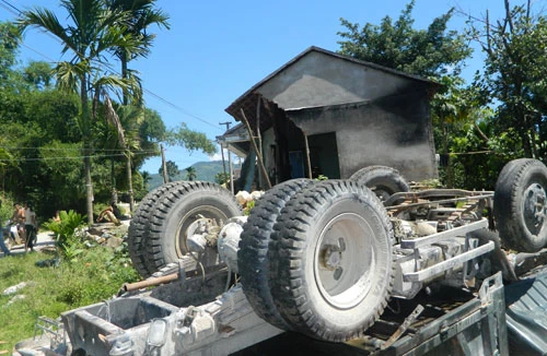 Ô tô lại lật vào nhà dân