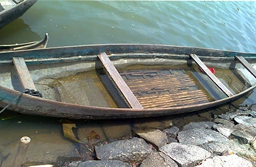 3 mẹ con chìm xuống sông, 2 con còn ôm chặt nhau