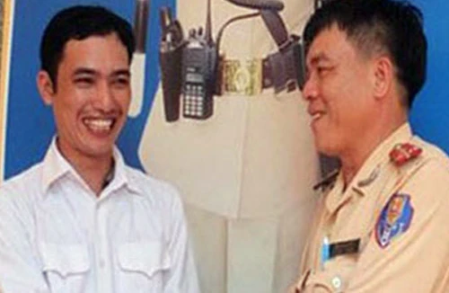 CSGT Hà Nội trả lại hồ sơ dự thi đại học cho thí sinh đánh rơi