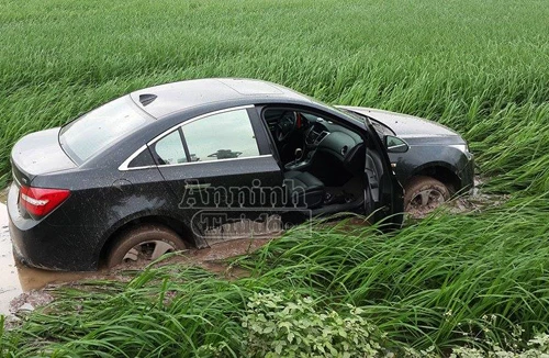 Xe Lacetti "bay" qua đường Quốc lộ, lao xuống ruộng lúa