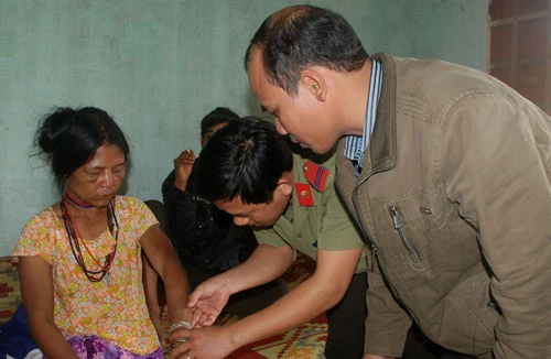 Gặp người ngỡ “ma làng” tá túc UBND xã ăn Tết