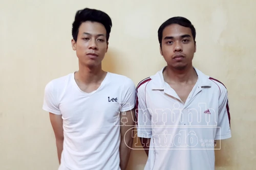 Nam thanh niên phi qua cửa kính xe taxi chạy trốn chủ nợ